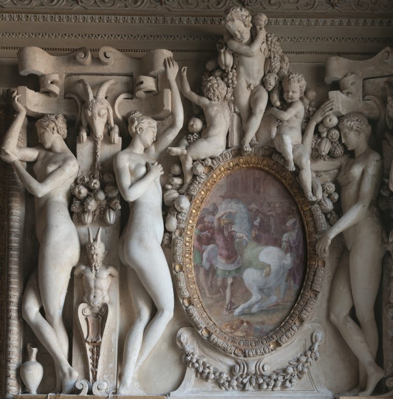 Chamber of the Duchess of Etampe - Château de Fontainebleau