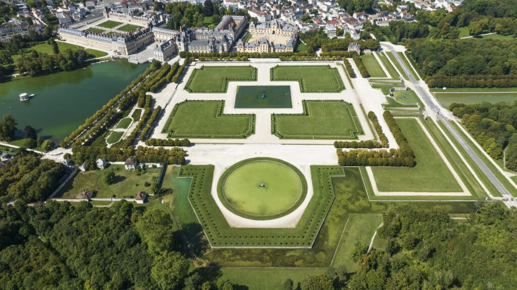 Le Grand Parterre - jardin du château de Fontainebleau à visiter, conçu par André le Nôtre (c) François Lison - Cémaprod